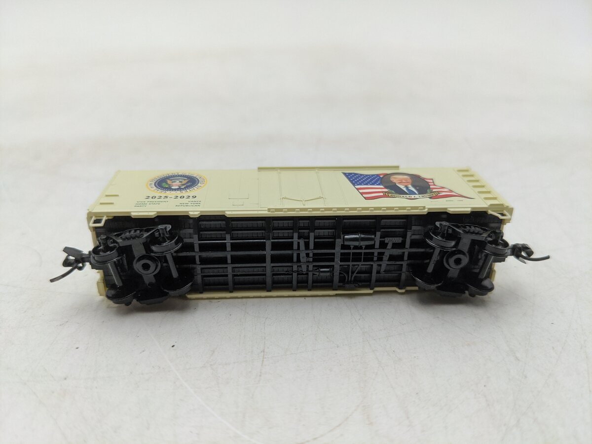 Micro-Trains 07400147 N Donald J. Trump Presidential Car 2025-2029 LN/Box