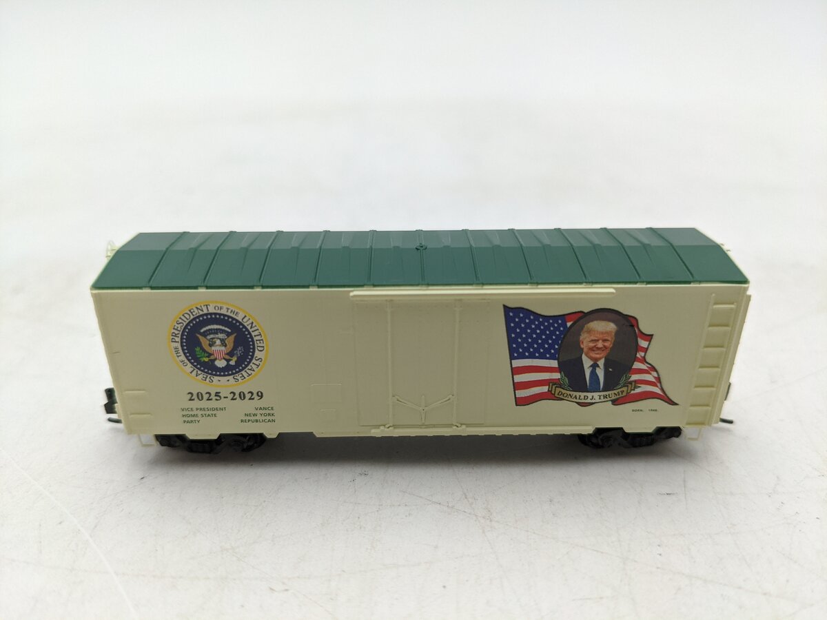 Micro-Trains 07400147 N Donald J. Trump Presidential Car 2025-2029 LN/Box