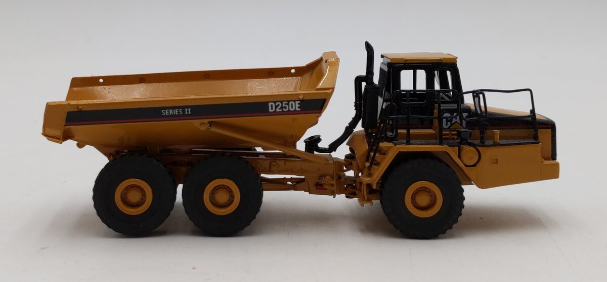 CCM 1:87 Scale Caterpillar CAT D250E II Articulated Truck LN/Box