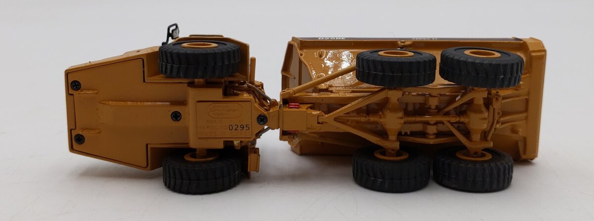 CCM 1:87 Scale Caterpillar CAT D250E II Articulated Truck LN/Box