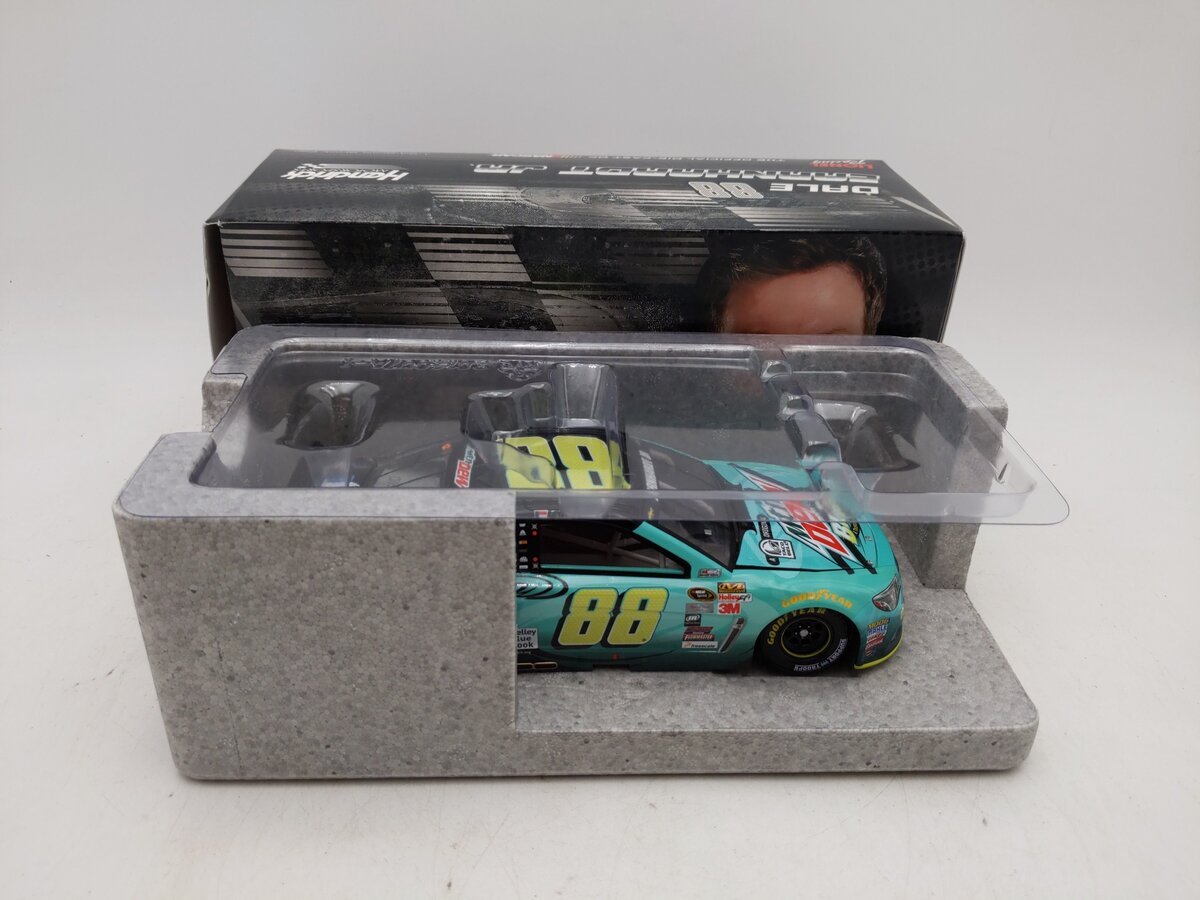 Lionel Racing 1:24 Dale Earnhardt Jr. #88 Mountain Dew 2015 Monte Carlo SS LN