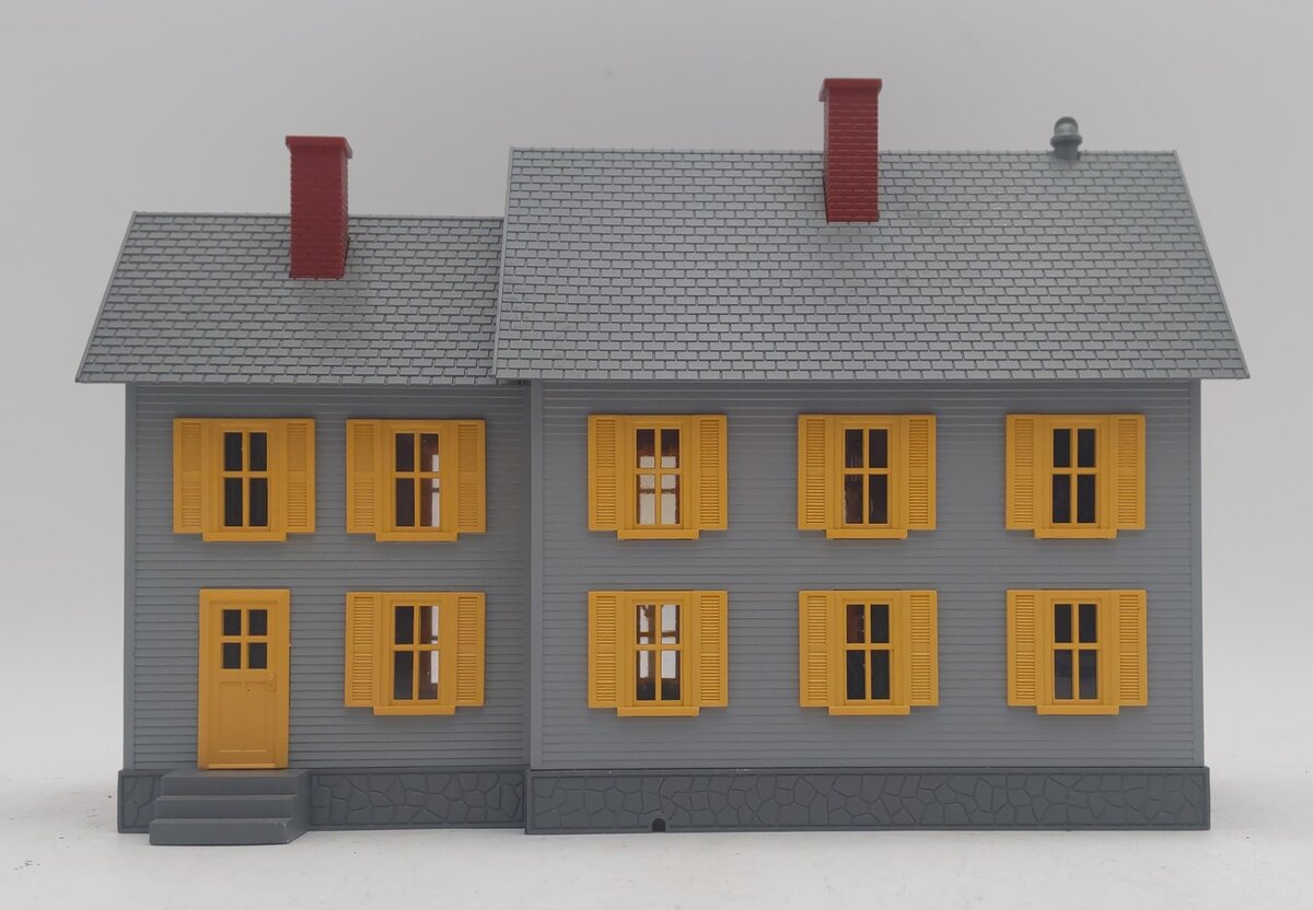MTH 30-9001 O Scale Country House Building Gray w/ Yellow Shutters LN