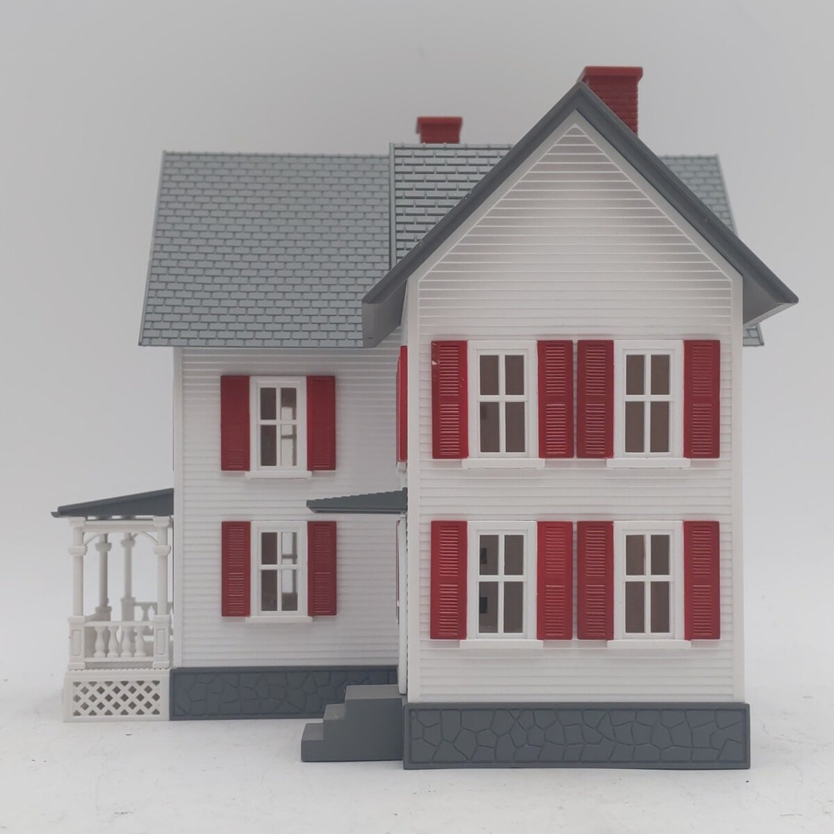 MTH 30-90333 O Gauge White With Red Shutters Built Up Farm House LN