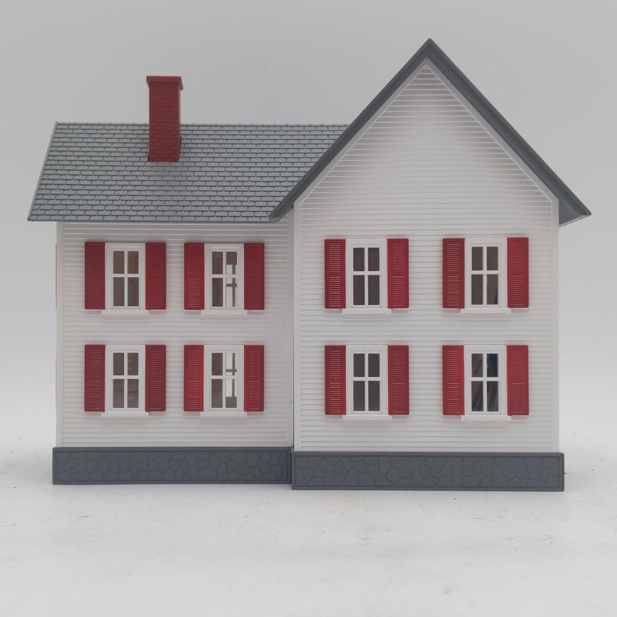 MTH 30-90333 O Gauge White With Red Shutters Built Up Farm House LN