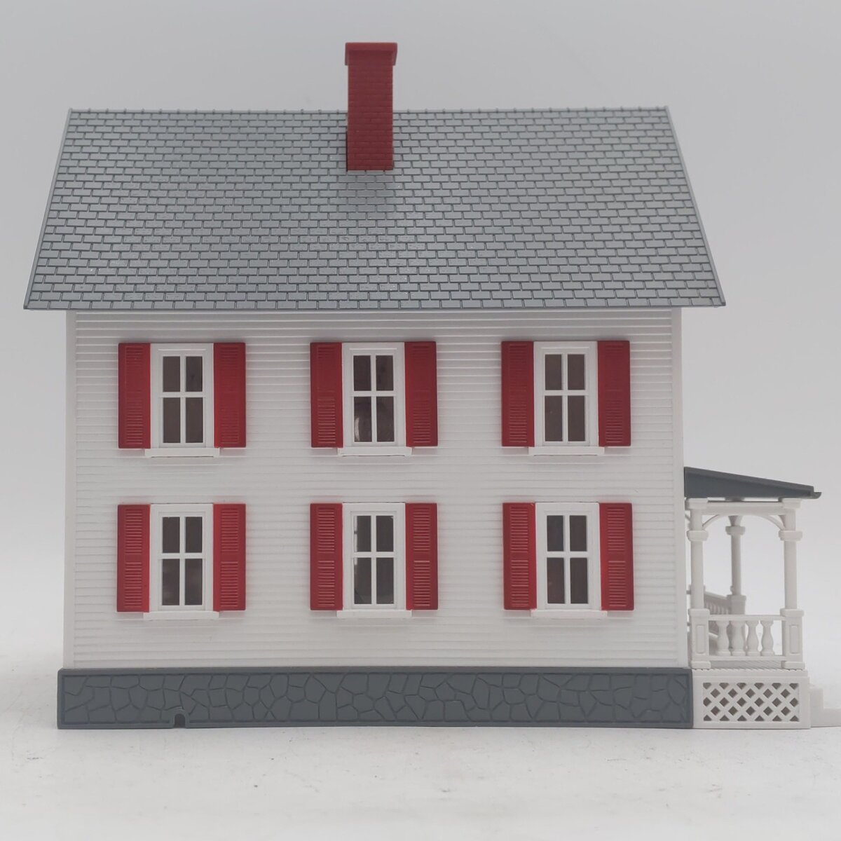 MTH 30-90333 O Gauge White With Red Shutters Built Up Farm House LN