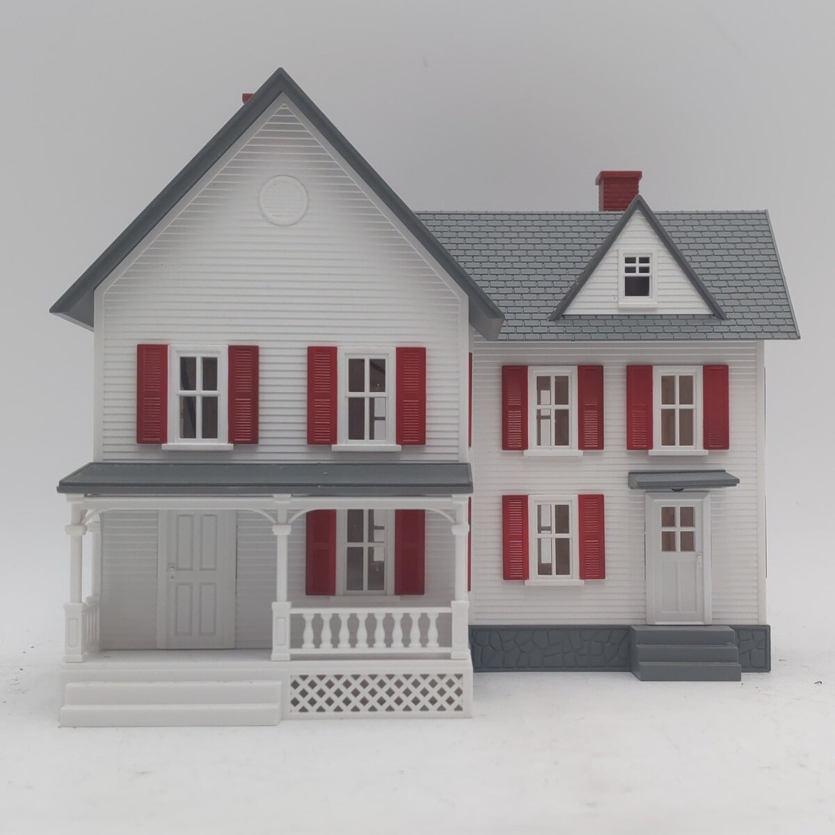 MTH 30-90333 O Gauge White With Red Shutters Built Up Farm House LN