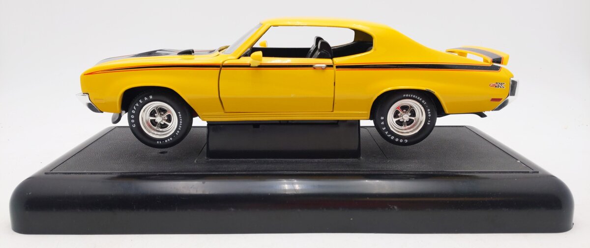 Ertl 1:18 Scale Die-Cast 1970 Buick GSX Saturn Yellow with Black Base EX