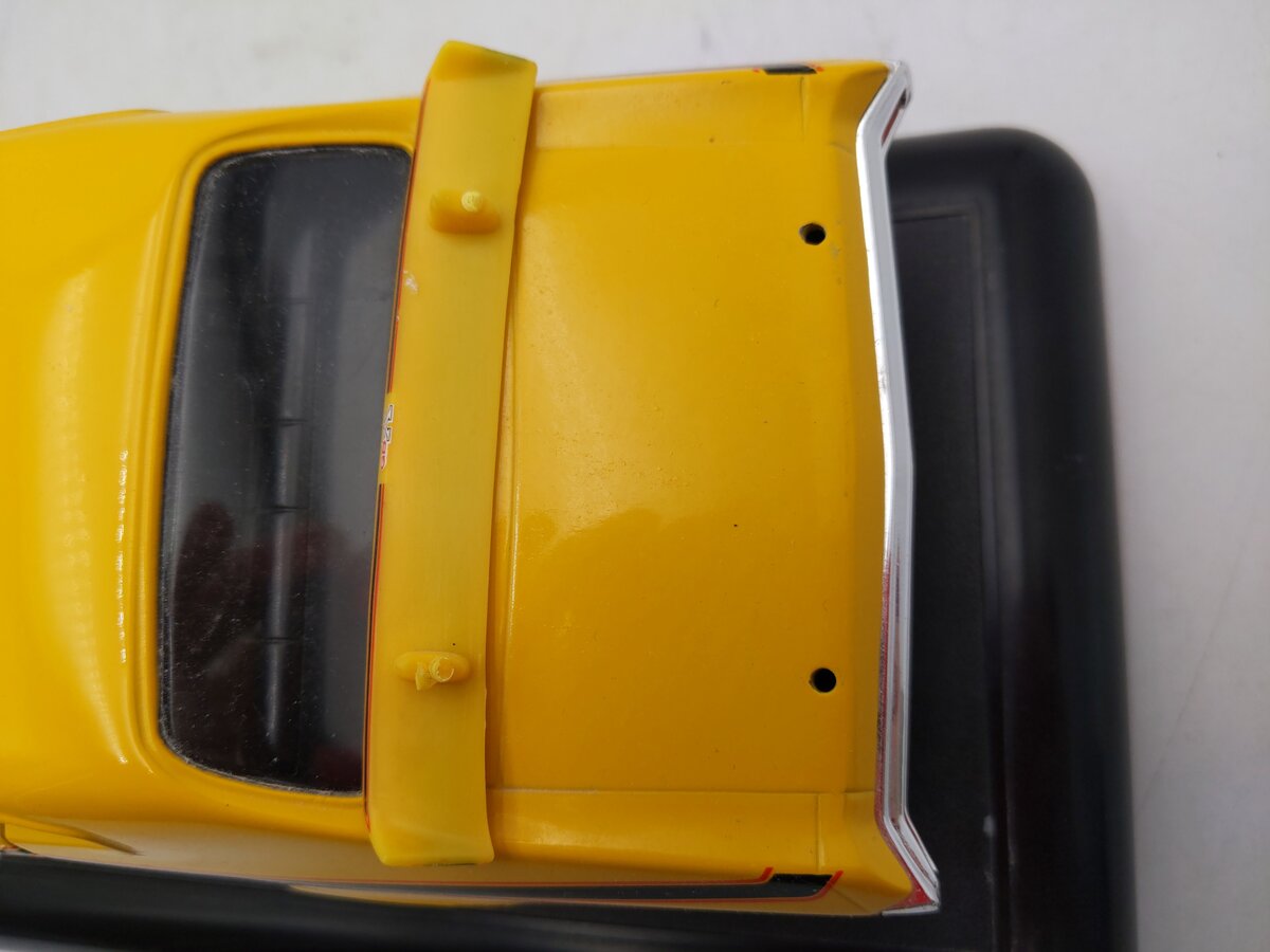 Ertl 1:18 Scale Die-Cast 1970 Buick GSX Saturn Yellow with Black Base EX