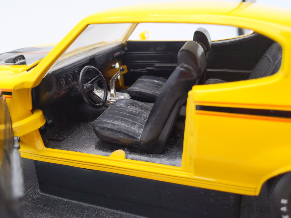 Ertl 1:18 Scale Die-Cast 1970 Buick GSX Saturn Yellow with Black Base EX