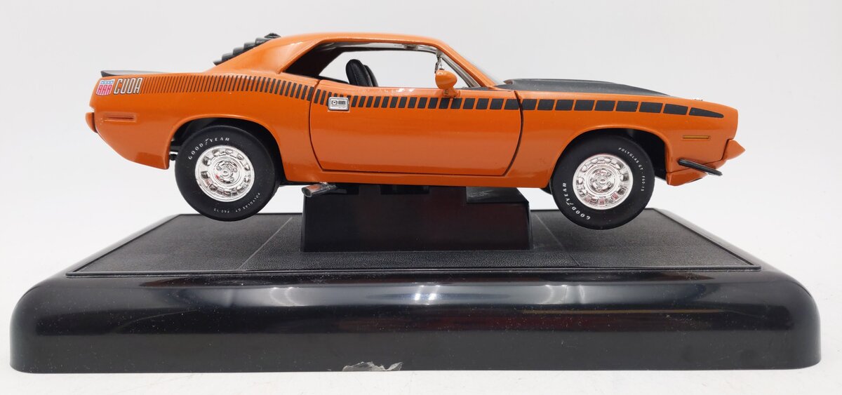 Ertl 1:18 Scale Die-Cast 1970 Plymouth AAR 'Cuda with Black Base EX