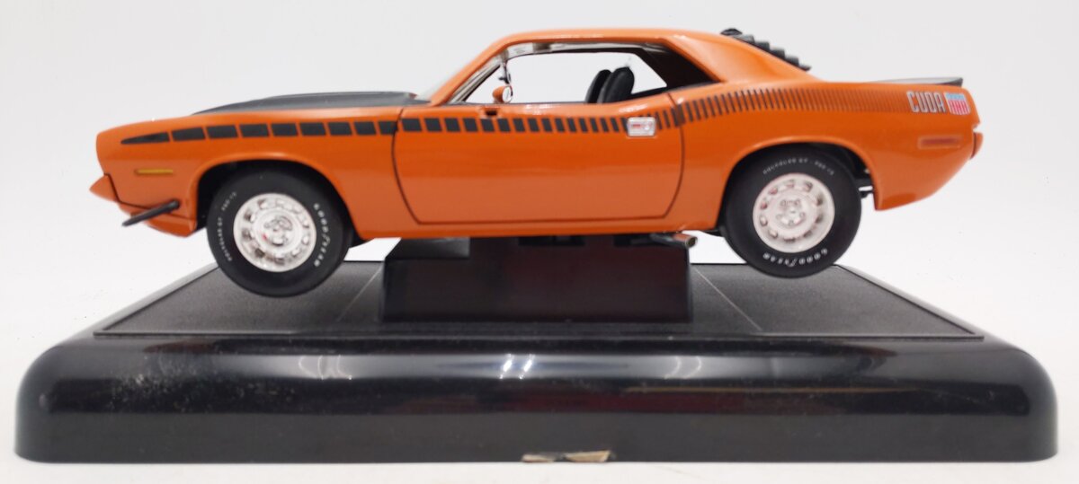 Ertl 1:18 Scale Die-Cast 1970 Plymouth AAR 'Cuda with Black Base EX