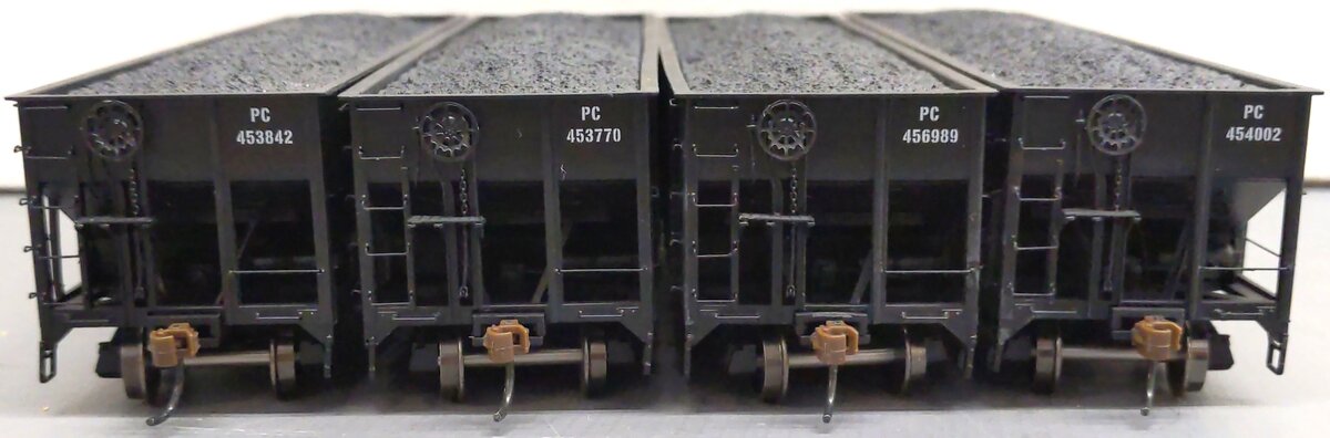 Athearn 70271 HO Penn Central 40' 3-Bay Ribbed Hopper with Load #1 (Pack of 4)
