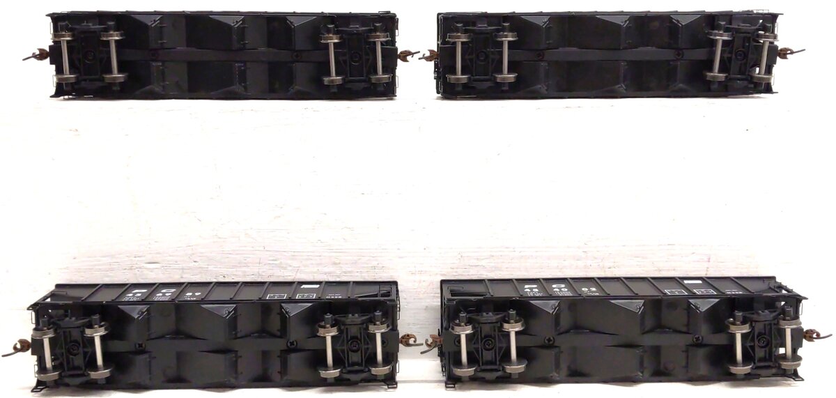Athearn 70271 HO Penn Central 40' 3-Bay Ribbed Hopper with Load #1 (Pack of 4)