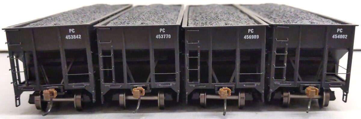 Athearn 70271 HO Penn Central 40' 3-Bay Ribbed Hopper with Load #1 (Pack of 4)