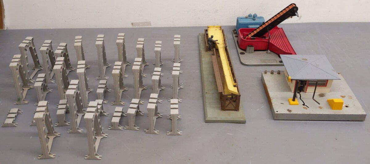 Lionel Vintage O Gauge Accessories #362,110,415,397 [4] VG