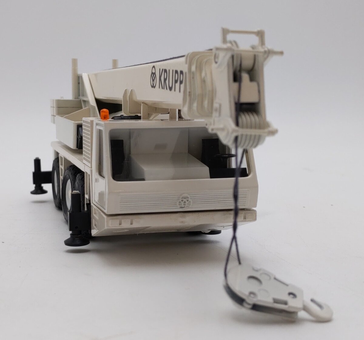KRUPP 1:50 Scale  KMK 3045 3 Axle telescopic crane model VG
