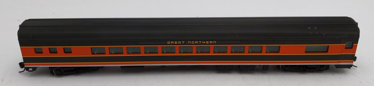 Walthers 910-30209 HO Great Northern 85' Budd Small-Window Coach LN