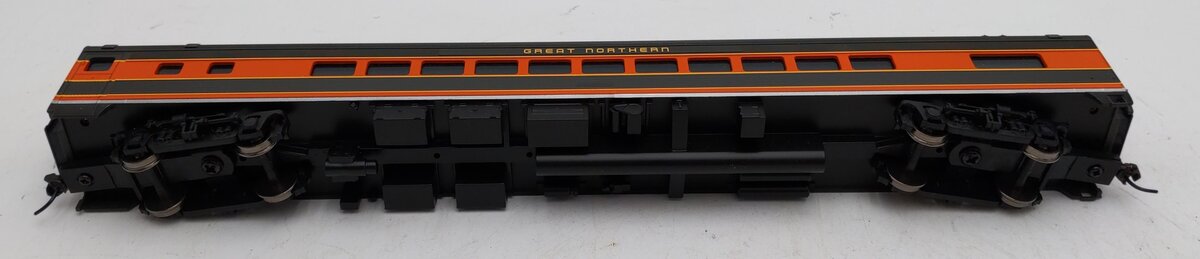 Walthers 910-30209 HO Great Northern 85' Budd Small-Window Coach LN