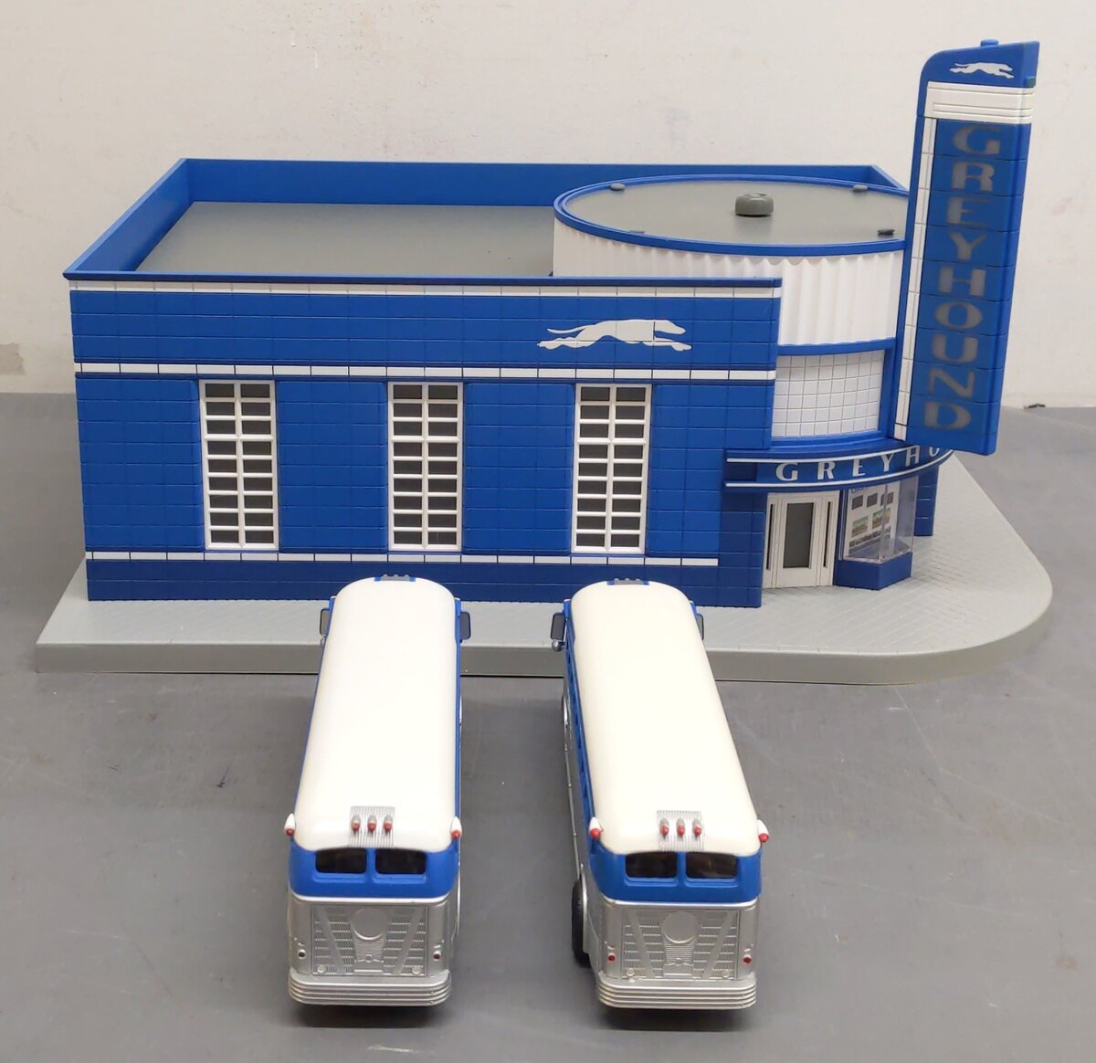 MTH 30-9040 O Gauge Assembled Greyhound Bus Station w/ (2) Greyhound Buses VG/Box
