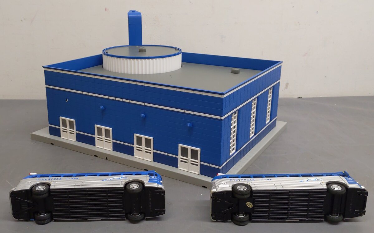MTH 30-9040 O Gauge Assembled Greyhound Bus Station w/ (2) Greyhound Buses VG/Box