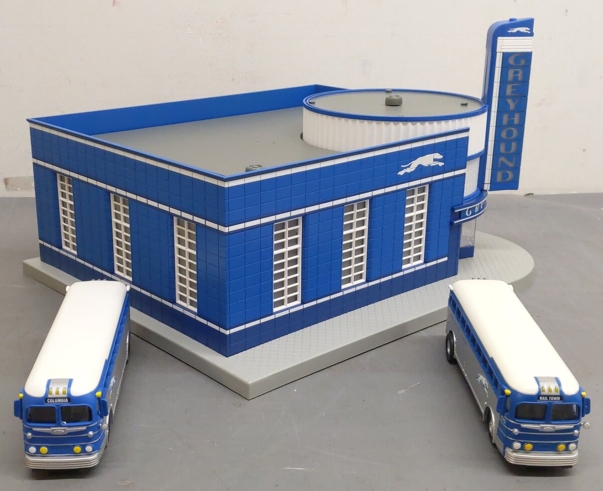 MTH 30-9040 O Gauge Assembled Greyhound Bus Station w/ (2) Greyhound Buses VG/Box