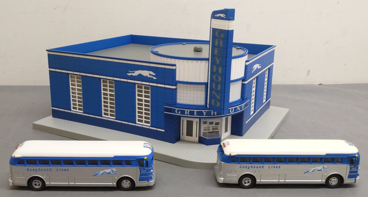 MTH 30-9040 O Gauge Assembled Greyhound Bus Station w/ (2) Greyhound Buses VG/Box