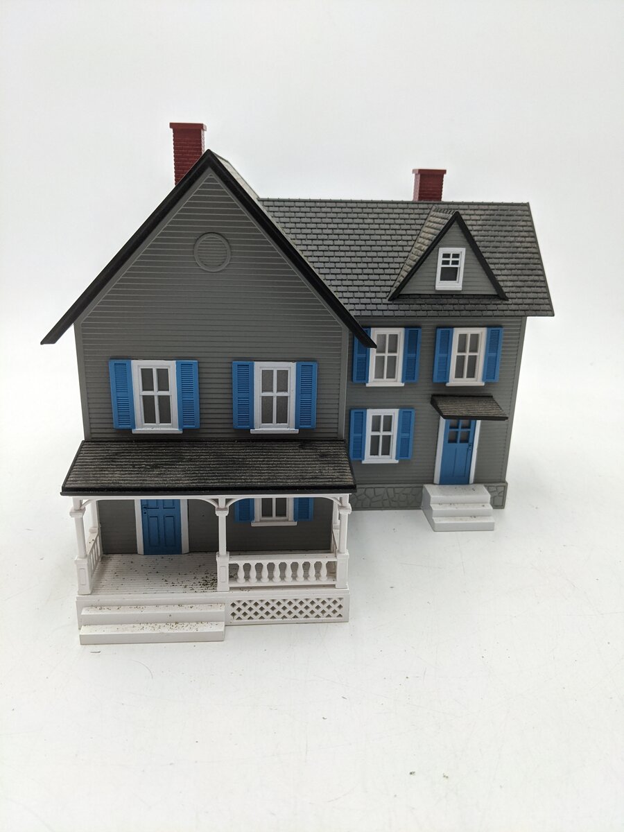 MTH 30-90042 O Gauge Farm House Gray W/ Blue Shutters EX
