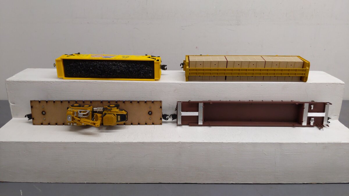 Menards & Lionel O Gauge Assorted Freight Cars [4] EX
