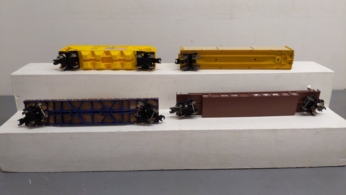 Menards & Lionel O Gauge Assorted Freight Cars [4] EX