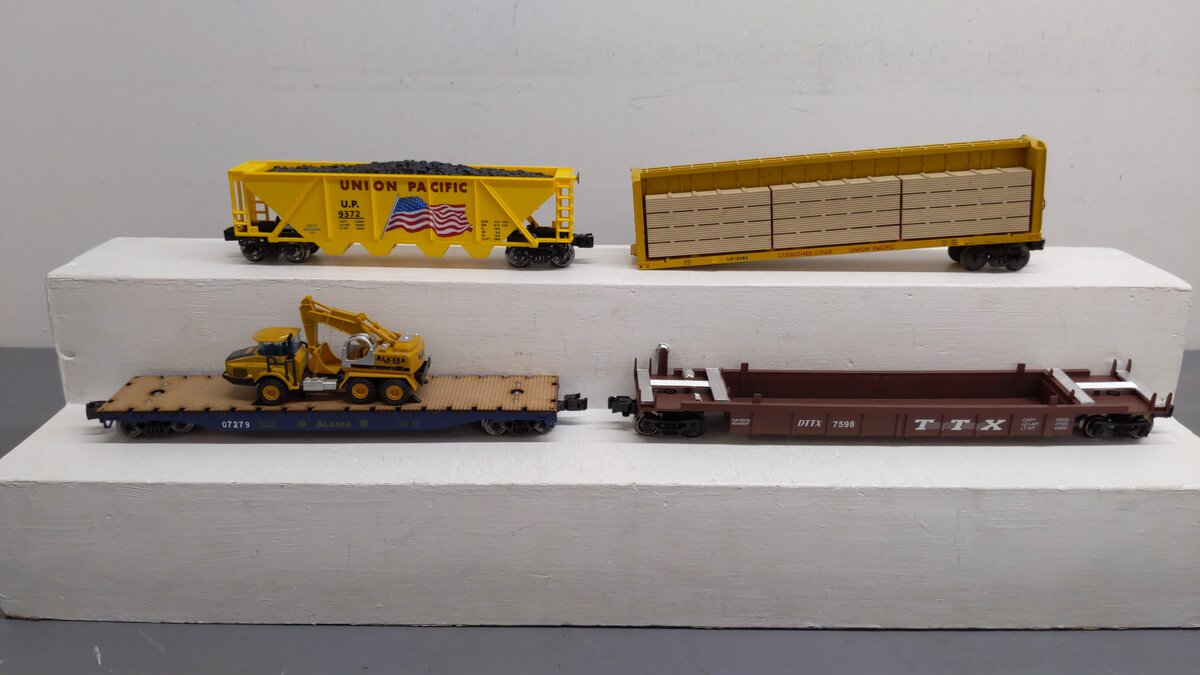 Menards & Lionel O Gauge Assorted Freight Cars [4] EX