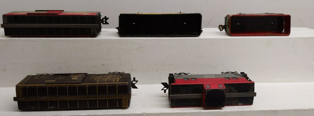 Marx & Other Assorted O Gauge Tin Plat  Freight Cars [5] EX