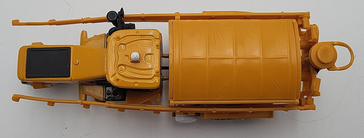 Ertl 12044 1:64 8103 Terra Gator w/Dry Fertilizer Load EX
