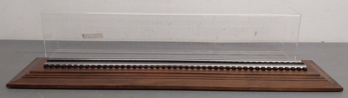 Lionel 6-34182 Display Case w/ Wooden Base LN