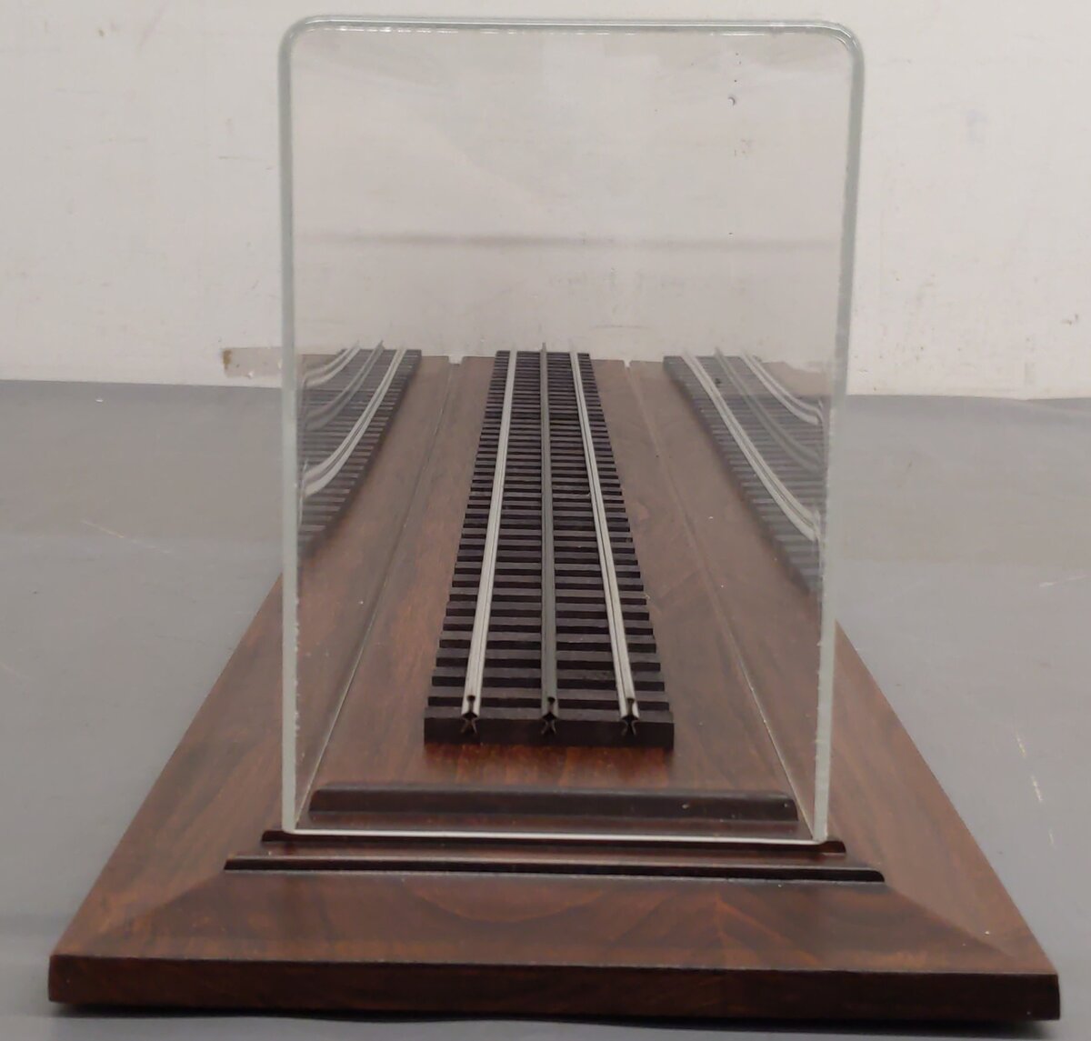 Lionel 6-34182 Display Case w/ Wooden Base LN