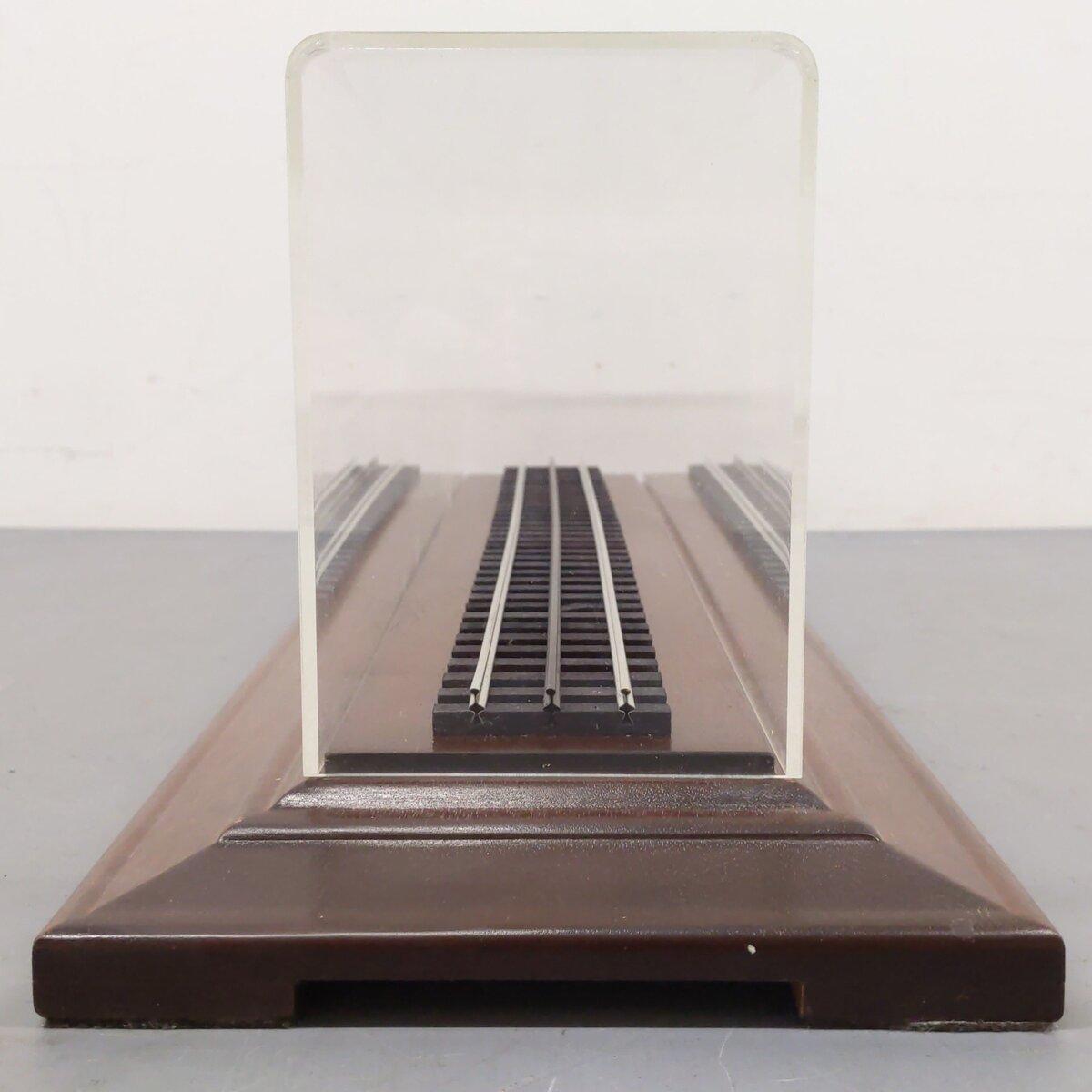 Generic O Gauge 22" Display Case with Wooden Base (3-Rail) EX