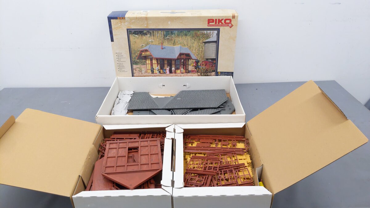 Piko 62209 G Scale Station Grizzly Flats Building Kit EX/Box