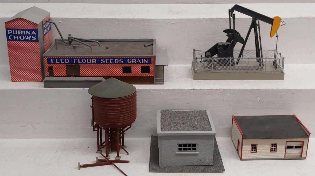 HO Scale Assorted Layout Buildings & Railroad Accessories [5]