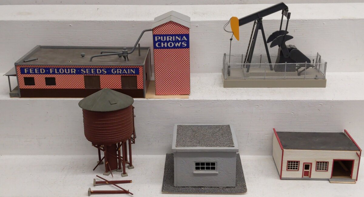 HO Scale Assorted Layout Buildings & Railroad Accessories [5]