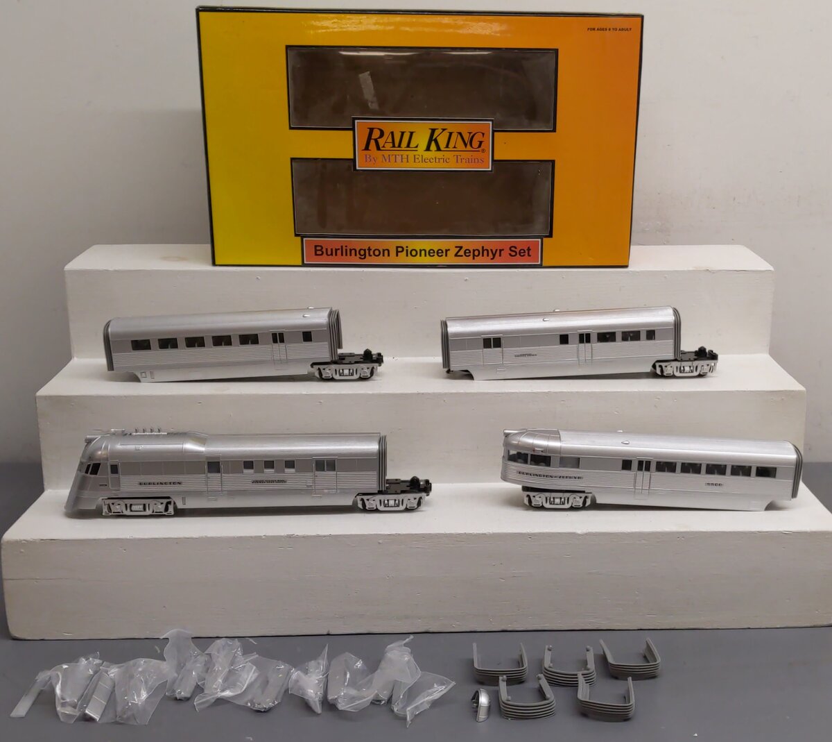MTH 30-2186-0 O Burlington Pioneer Zephyr Passenger Car with Horn (Set of 4) VG/Box