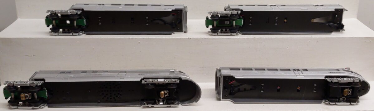 MTH 30-2186-0 O Burlington Pioneer Zephyr Passenger Car with Horn (Set of 4) VG/Box