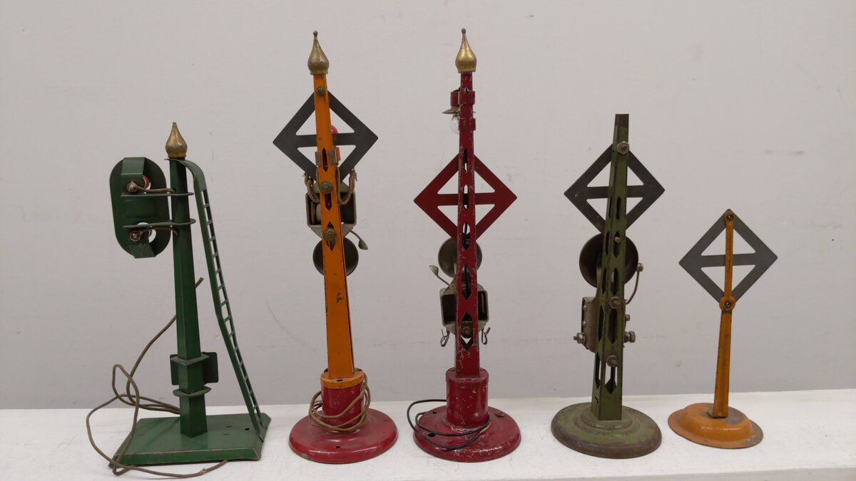 American Flyer O Prewar Assorted Signals & Signs: 2016, 2118, [5]