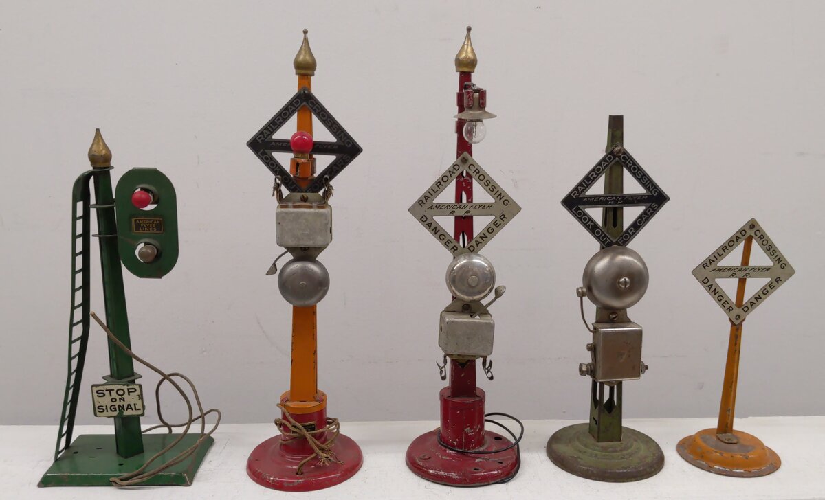 American Flyer O Prewar Assorted Signals & Signs: 2016, 2118, [5]