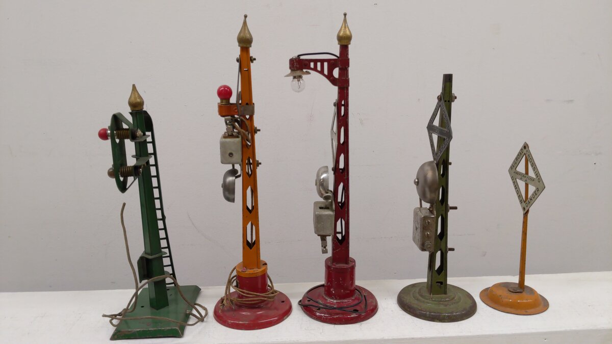 American Flyer O Prewar Assorted Signals & Signs: 2016, 2118, [5]