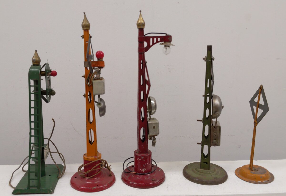 American Flyer O Prewar Assorted Signals & Signs: 2016, 2118, [5]