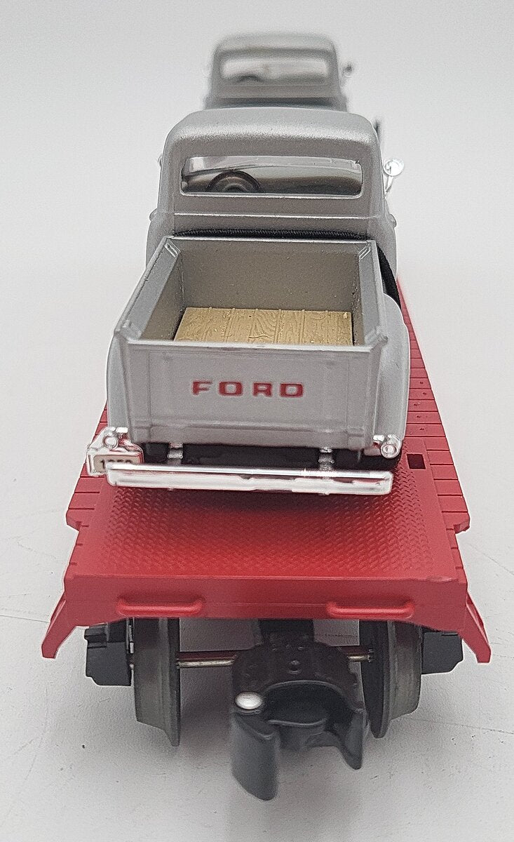 Lionel 6-26311 Santa Fe Flatcar with Pickup Trucks EX