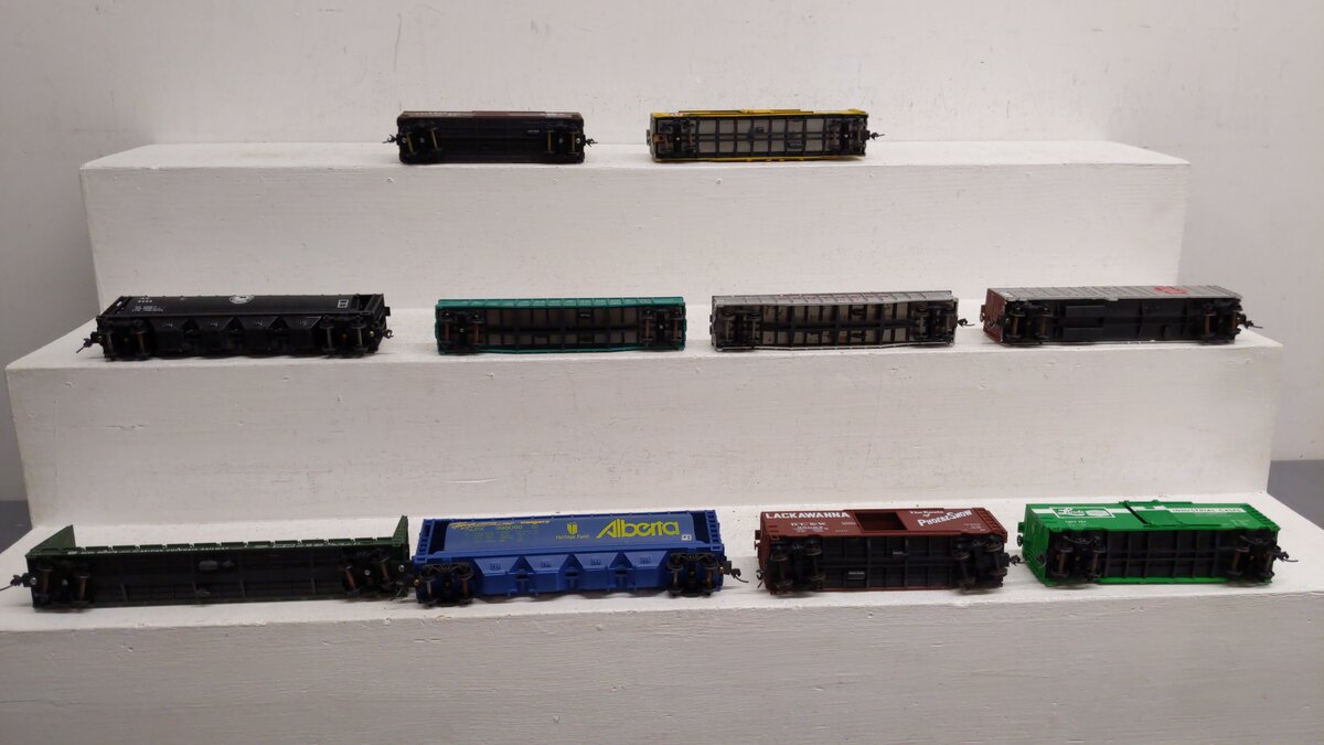Bachmann and Others HO Assorted Freight Cars 300620, 6509, 78965, 869378 [10] VG