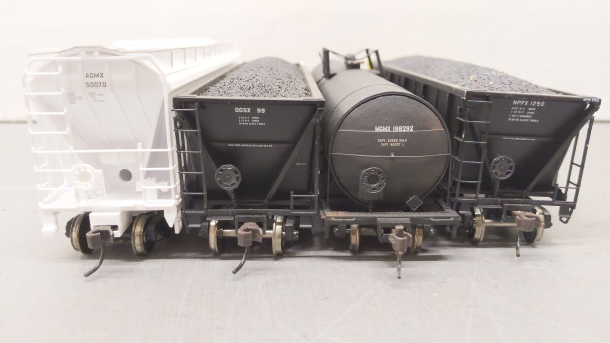 Atlas HO Assorted Freight Cars 198292, 99, 1250, 50070 [4] EX/Box
