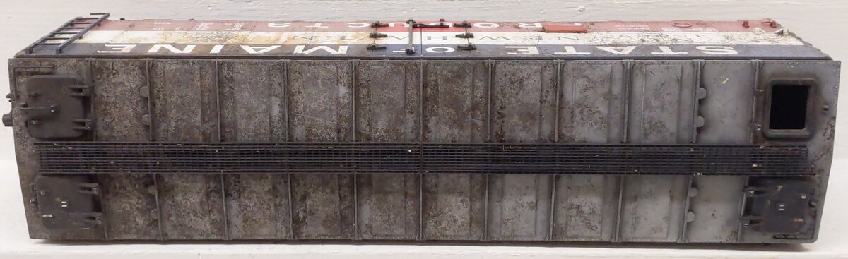 USA Trains R16511 G NH - State of Maine 40' Refrigerator Car with Metal Wheels
