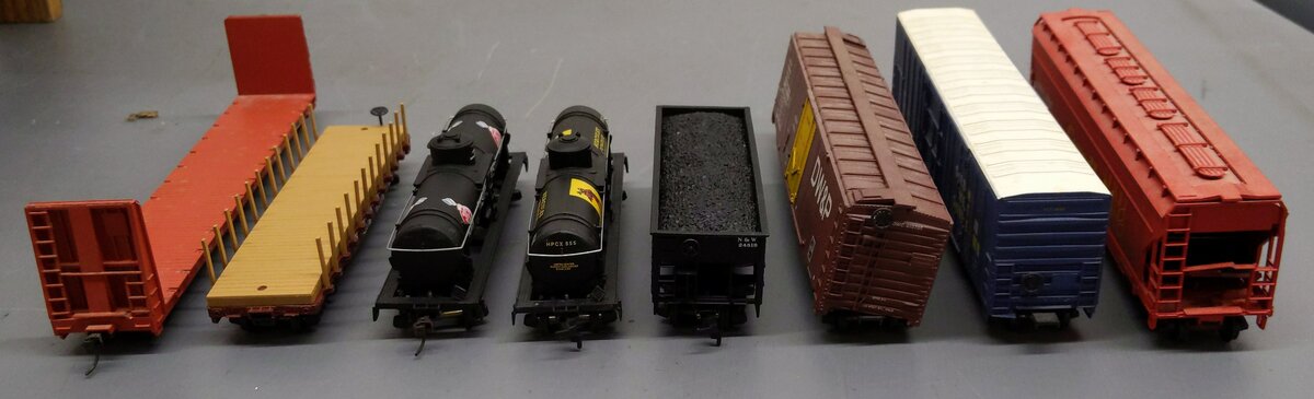 Generic HO Scale Assorted Freight Cars [8] EX