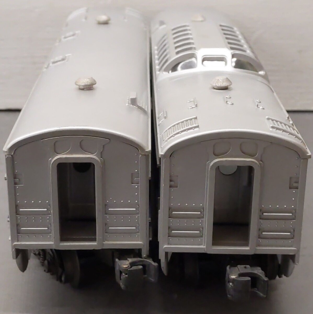 Lionel O Gauge Blue Striped Passengers Cars 2414, 2412 [2] VG